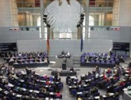 Bundestag Yunanistan'a ikinci kurtarma planını oyluyor