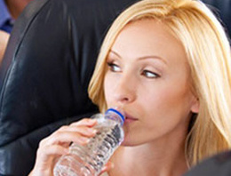 Uçakta su içmek artık yasak!