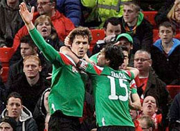 Kırmızı şeytanları boğa çarptı (video)