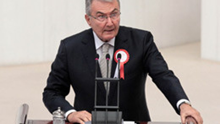 Deniz Baykal'ın taklidi kırdı geçirdi