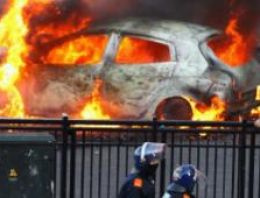 Kartal'da iki otomobil kundaklandı!