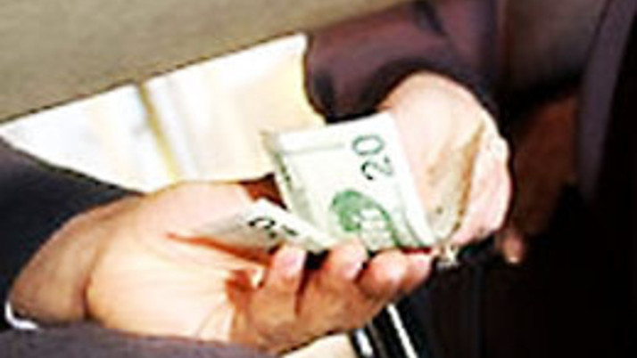 Memur ve işadamı fena yakalandı