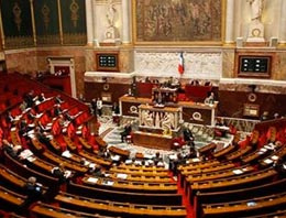 Fransa Cezayir'deki katliamları tanısın