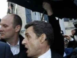 Yumurta saldırısına uğrayan Sarkozy bara sığındı
