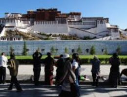 Tibetli anne kendini yaktı