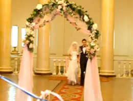 Gelin düğününde çıplak kalırsa...