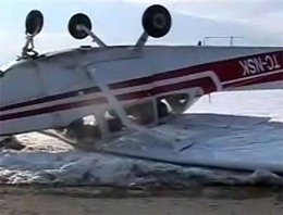 Uçak tarlaya zorunlu iniş yaptı